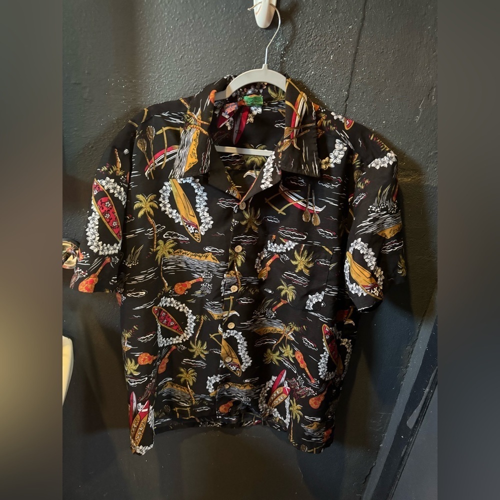 Men’s Roundy Bay Hawaiian Surfboard Print Button Up Shirt